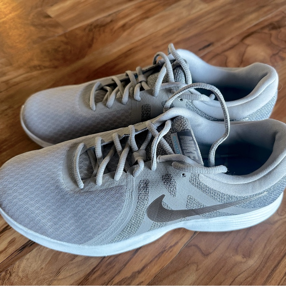 Men’s Nike Revolution size 11
